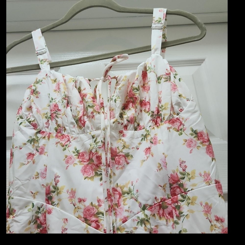 Elegant Floral White Maxi Dress - Picture 11 of 12